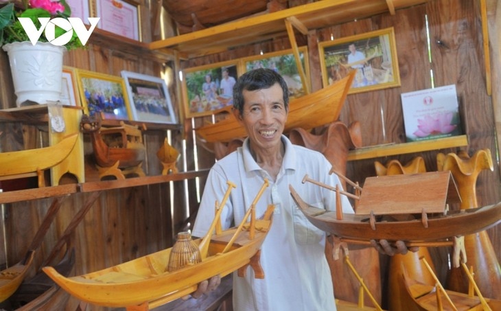 Making handicraft boats, new direction for boat building village in Dong Thap